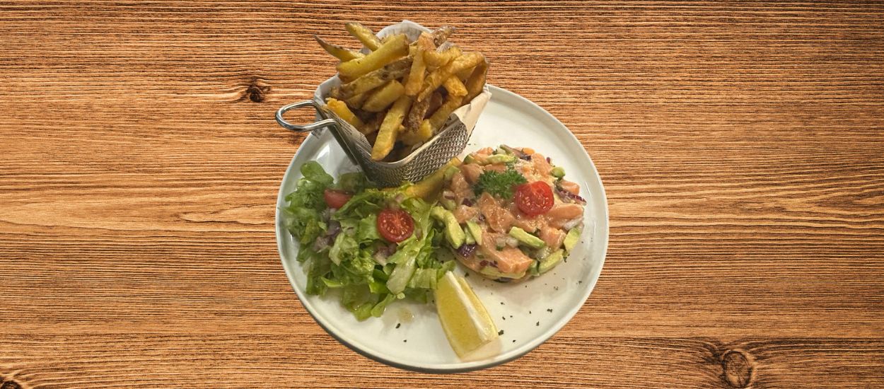 Accompagné de ses frites maison et de sa salade verte. 
1 sauce au choix